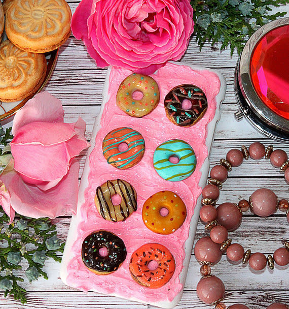 Buy the <a href="https://www.etsy.com/listing/515674778/5d-donut-decoden-phone-case-phone-case?&amp;utm_source=google&amp;utm_medium=cpc&amp;utm_campaign=shopping_us_a-electronics_and_accessories-electronics_cases-phone_cases&amp;utm_custom1=a4cd020f-5208-40ff-abbe-37b036c1a323&amp;gclid=EAIaIQobChMIxujh9JTS1AIVh42zCh2ahwPIEAkYByABEgJHB_D_BwE" target="_blank">ARTichokeCraft donut phone case</a>