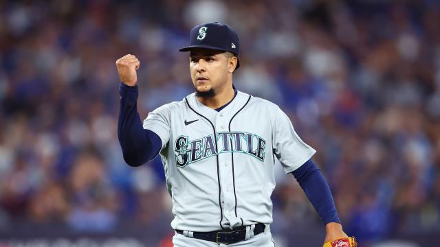 Luis Castillo shuts out Blue Jays, leads Mariners to Game 1 win