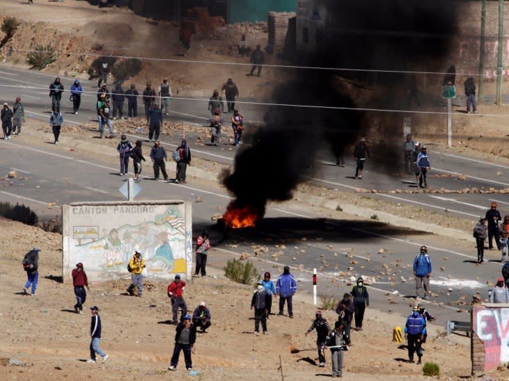 Independent miners block a main highway during a protest against Bolivia's President Evo Morales' government policies, in Panduro south of La Paz, Bolivia, August 25, 2016. REUTERS/David Mercado