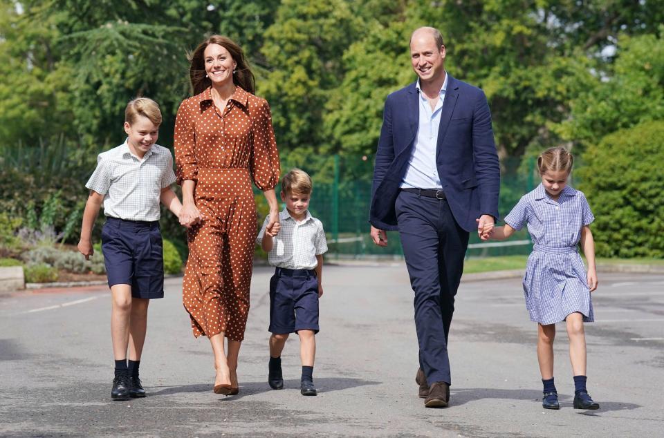 英國威廉王子與凱特王妃，去年9月開學時，帶著3名萌娃上學。（AP）
