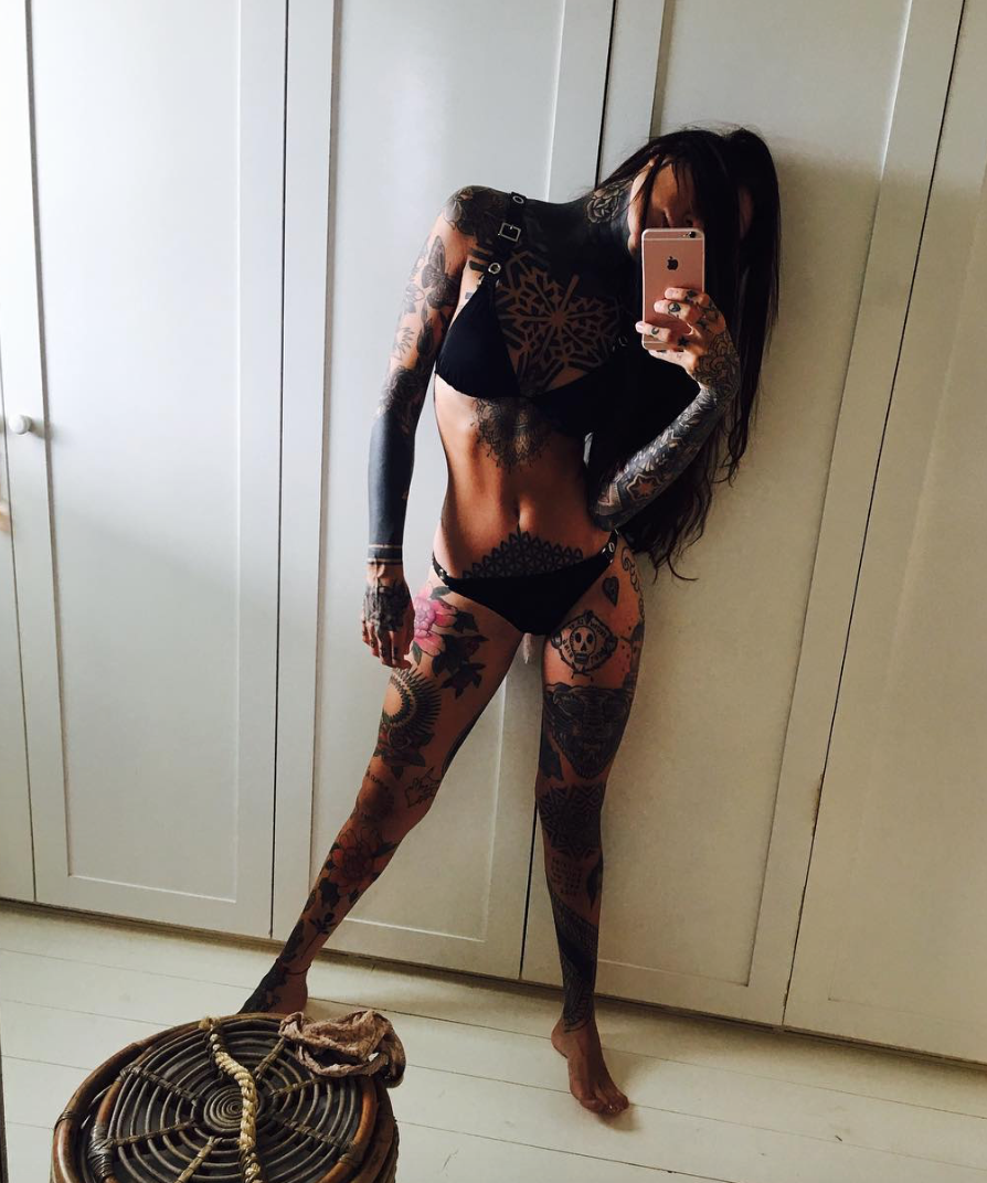 <p>Para cerrar, no podía faltar Cande Tinelli, que va siempre al máximo cuando quiere provocar. Microbikini negra, pelo suelto y tatuajes por doquier han sido el cóctel de esta selfie casera. Para vos, ¿qué otras diosas entran en el podio de las más sexis del verano? Foto: Instagram.com/candelariatinelli </p>