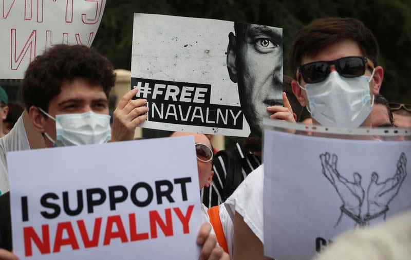 FOTO DE ARCHIVO: Activistas celebran en Tiflis una concentración en apoyo del político opositor ruso Alexei Navalny