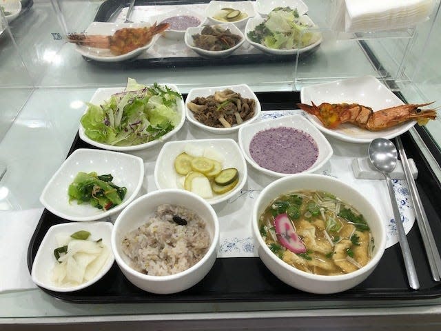 Food at South Korean postpartum hospital