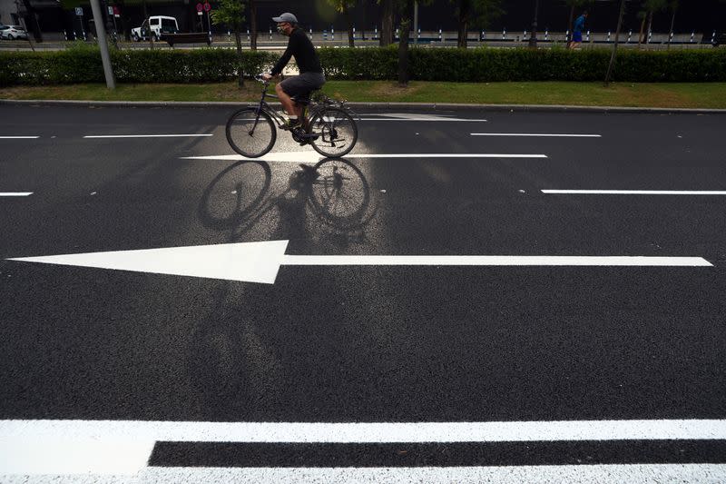 Un hombre con una mascarilla recorre el Paseo de la Castellana en Madrid