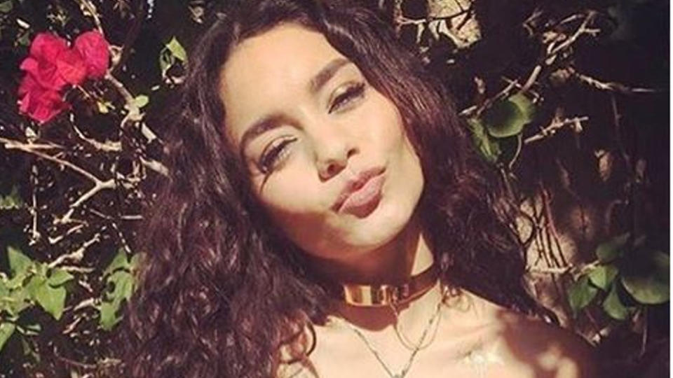 Vanessa Hudgens peppt ihr Outfit für das Coachella-Festival mit einer stylischen Choker-Halskette auf