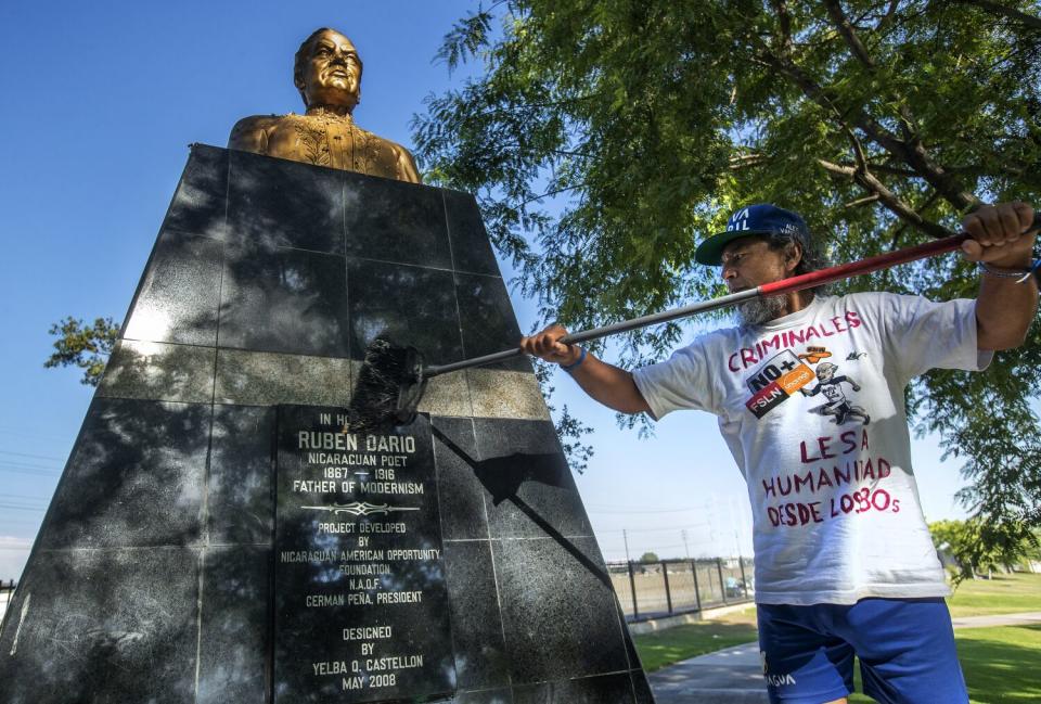 Alex Vanegas renovates a bust of Rubén Darío