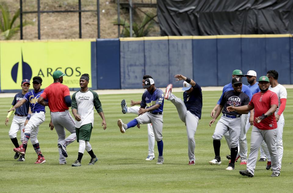 Los jugadores del equipo panameño Astronautas de Chiriquí calientan antes de una sesión de entrenamiento en Ciudad de Panamá, el lunes 27 de enero de 2020. Los Astronautas participarán en la Serie del Caribe de Béisbol que se disputará en Puerto Rico del 1 al 7 de febrero. (Foto AP/Arnulfo Franco)