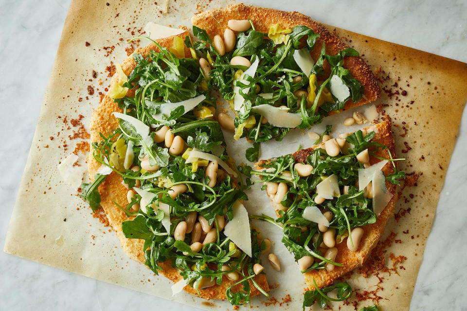 Pizza de ensalada con frijoles blancos y queso parmesano, en Sídney, Australia, el 15 de junio de 2021. Estilista de alimentos: Simon Andrews. (Christopher Simpson/The New York Times)