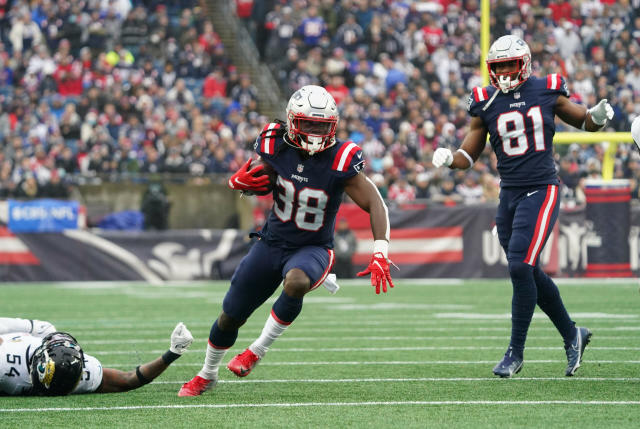 Running backs Harris, Stevenson put a scare into Patriots' opponents