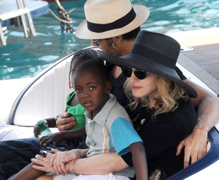 Madonna con dos de sus hijos
