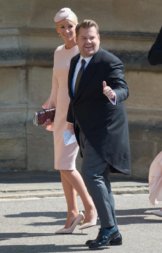 James Corden y su esposa en la boda de los duques de Sussex