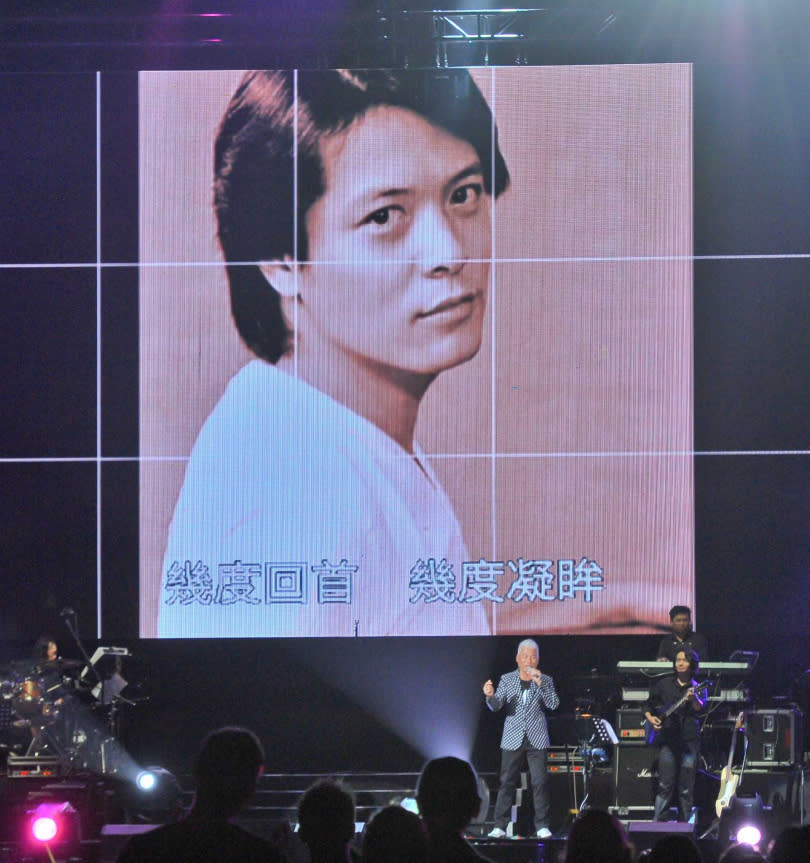 巫啟賢開演唱會時，投影幕打出劉文正照片。（圖／報系資料照）