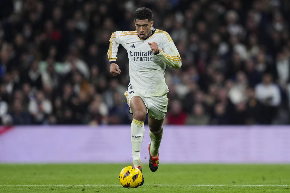 MADRID, SPAIN - JANUARY 03: Jude Bellingham of Real Madrid CF runs with the ball during the LaLiga EA Sports match between Real Madrid CF and RCD Mallorca at Estadio Santiago Bernabeu on January 03, 2024 in Madrid, Spain. (Photo by Diego Souto/Getty Images)