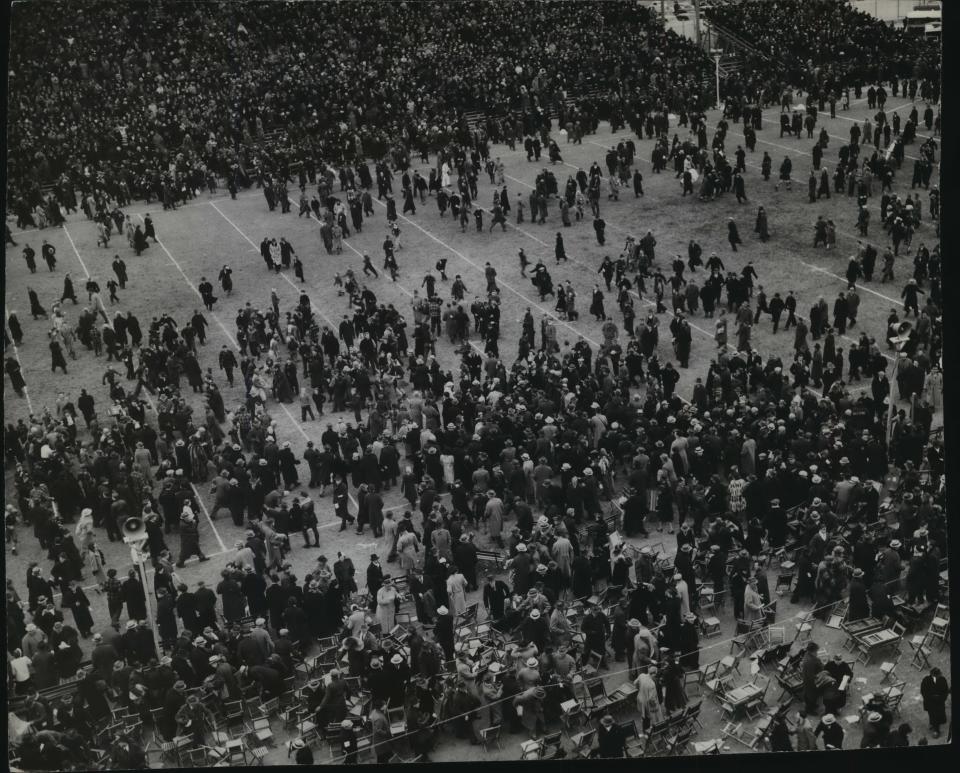 Una foto de archivo de 1939 muestra a una multitud en el recinto ferial estatal en West Allis para un partido de fútbol de los Packers.