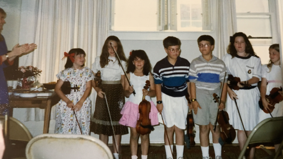 Jessica Hindman (tercera por la izq.) con su violín de niña.