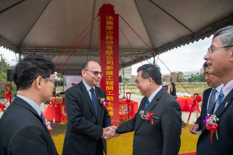 20201222-桃園市長鄭文燦（左三）10月30日前往觀音工業區，出席「法蘭摩沙股份有限公司新建工程開工動土典禮」。（取自桃園市政府網站）