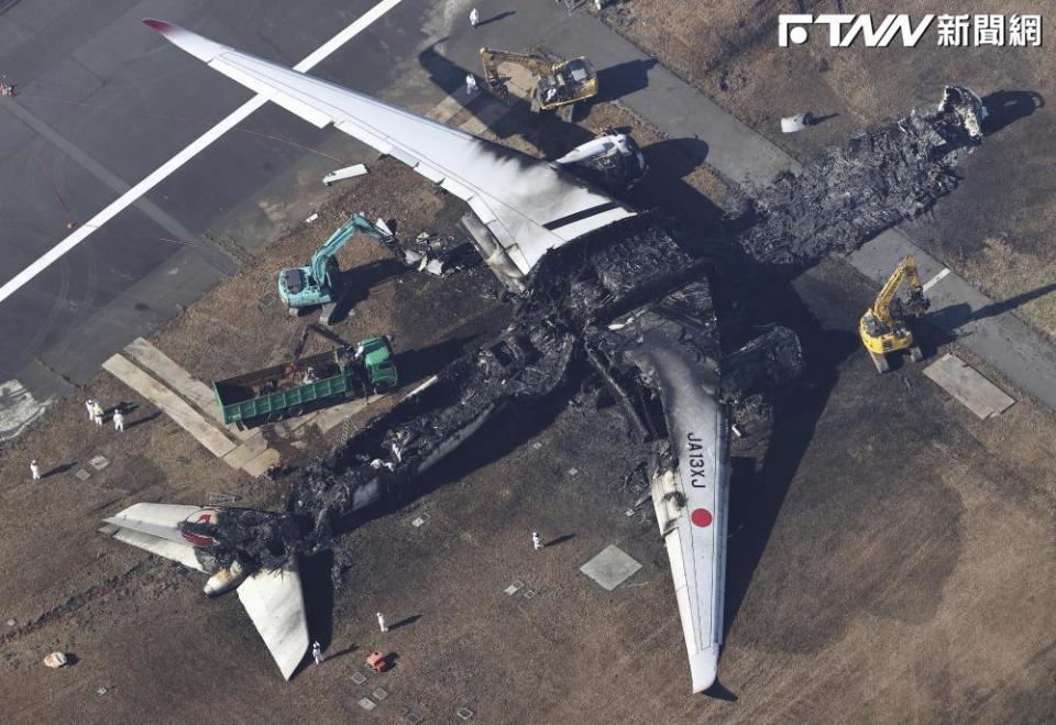 東京羽田機場2日發生飛機擦撞意外，日航客機在降落時，與一架海上保安廳的MA722定翼機碰撞，機體起火燃燒。（圖／美聯社）