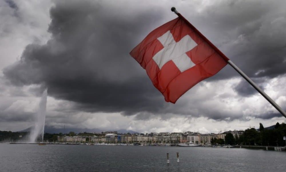 Le drapeau suisse flotte au-dessus du lac Léman, à Genève - AFP