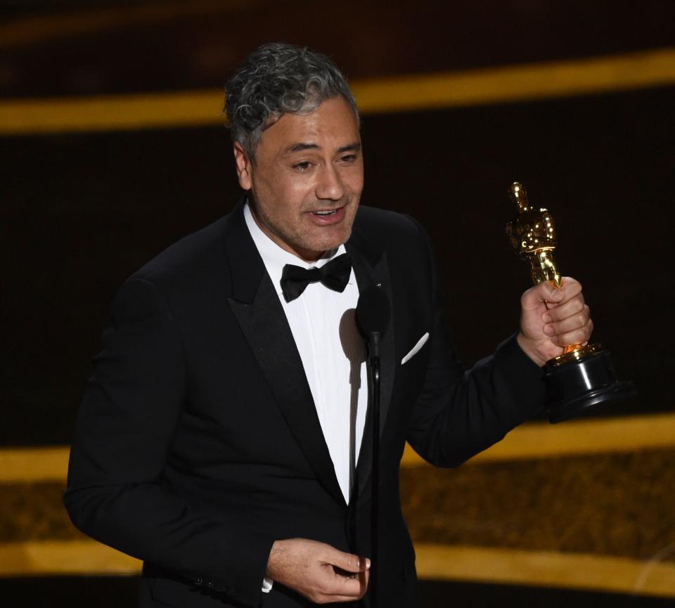 Taika Waititi accepts the award for Best Adapted Screenplay for "Jojo Rabbit" at the Oscars. (Photo: Chris Pizzello/Invision/AP)