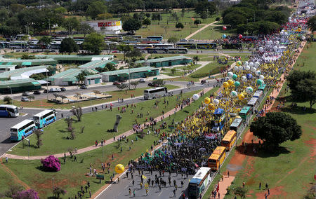 Manifestantes participan en una protesta contra el presidente brasileño Michel Temer y el último escándalo de corrupción que azotó el país, en Brasilia, Brasil, 24 de mayo de 2017. REUTERS/Paulo Whitaker