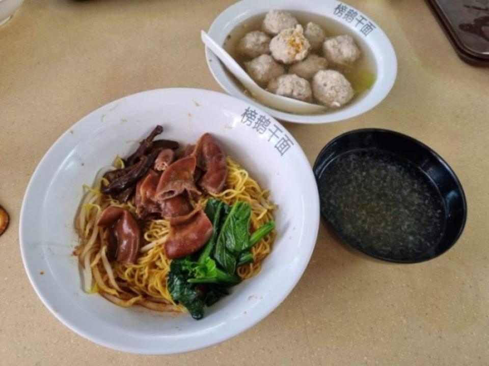 hougang hainanese village centre - dry intestine noodles