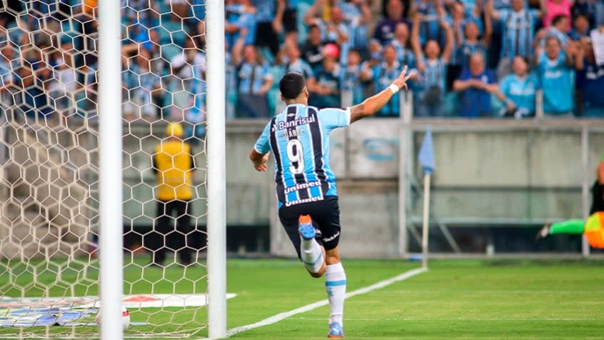 Suárez Faz Três Gols Em Estreia Pelo Grêmio E Web Se Derrete Lendário 8413