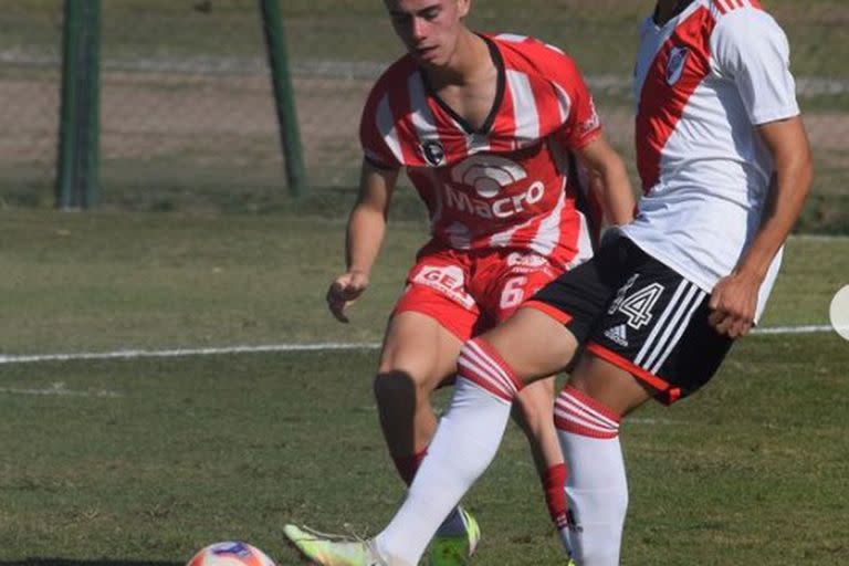 Luciano Pinola es diestro y juega como lateral derecho en las inferiores de River