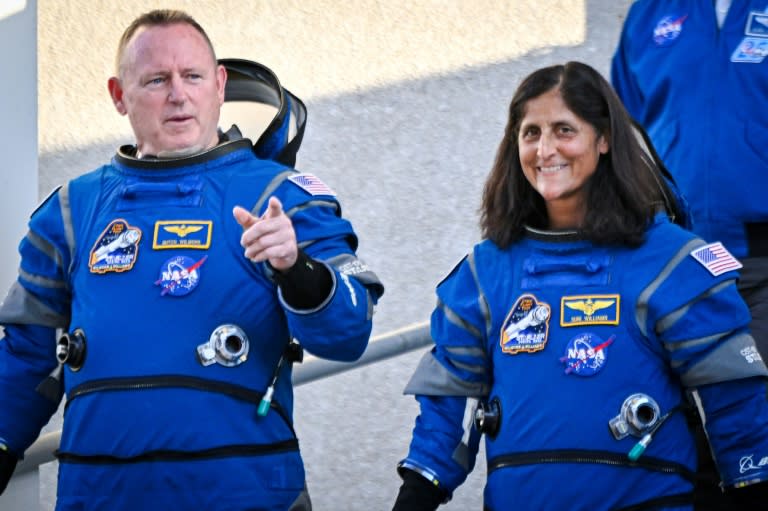 Los astronautas de la Nasa Butch Wilmore (I) y Suni Williams (D) en Cabo Cañaveral, Florida, el 6 de mayo de 2024 (Miguel J. Rodriguez Carrillo)