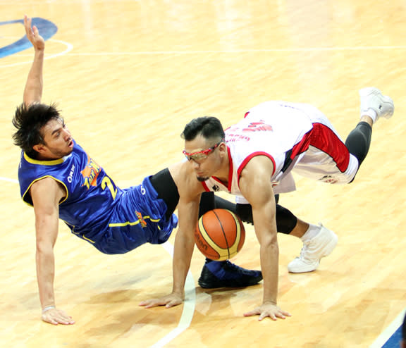 Mark Caguioa and Jared Dillinger fall to the floor. (PBA Images)