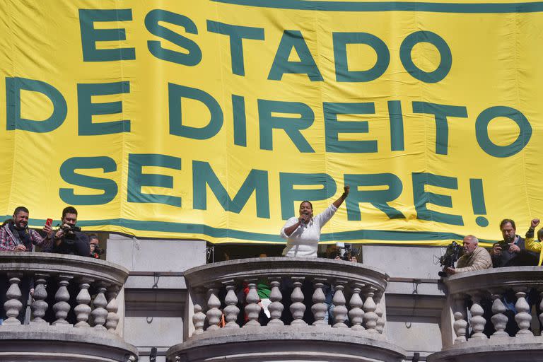 "Estado de Derecho, siempre", dice el cartel de los manifestantes en San Pablo