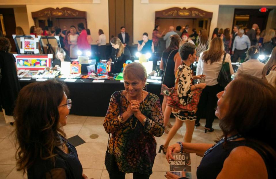 Elaine Miceli Vásquez, cofundadora y productora del evento de la ceremonia de Mujeres Hispanas Distinguidas, que reconoce a las mujeres hispanas de todo el sur de la Florida, habla con las invitadas durante el inicio del evento, el viernes 26 de agosto de 2022, en el Signature Grand en Davie, Florida.