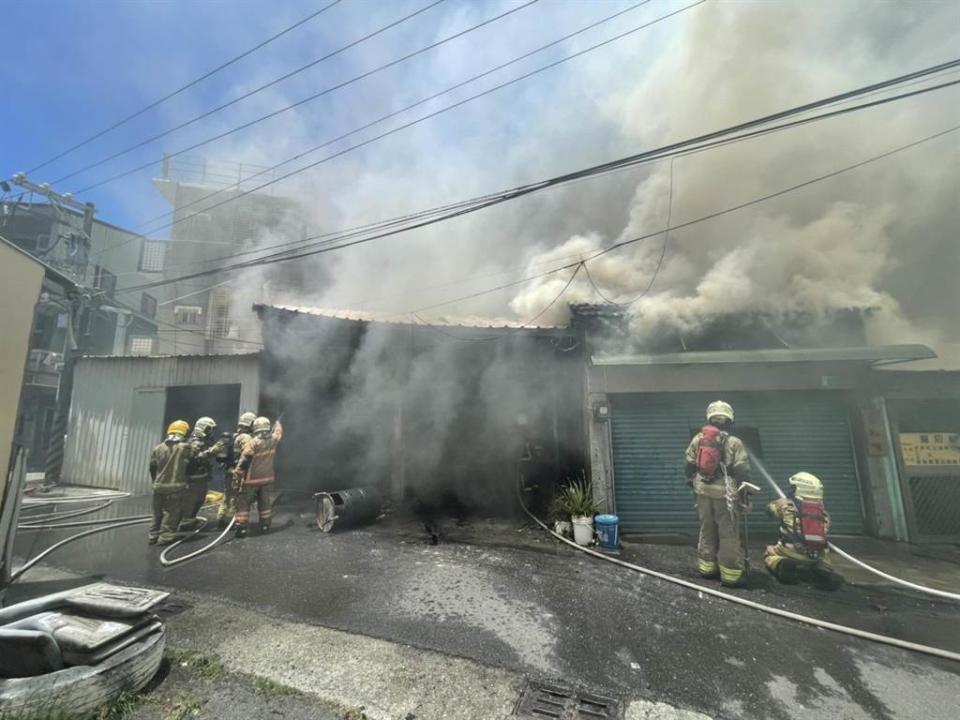 台南消防隊出動大量人力搶救。（圖／翻攝畫面）