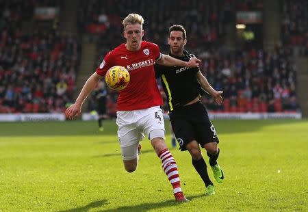 Britain Soccer Football - Barnsley v Brighton & Hove Albion - Sky Bet Championship - Oakwell - 18/2/17 Marc Roberts of Barnsley in action with Sam Baldock of Brighton & Hove Albion Mandatory Credit: Action Images / John Clifton