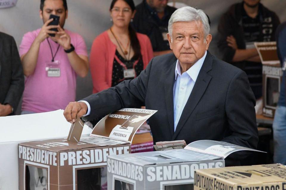 López Obrador deposita su voto en 2018