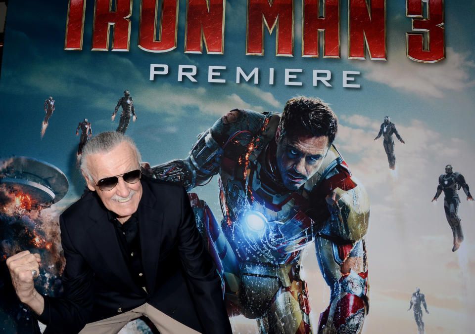 Stan Lee, junto al cartel d euna de sus creaciones. (AFP/GETTY IMAGES)