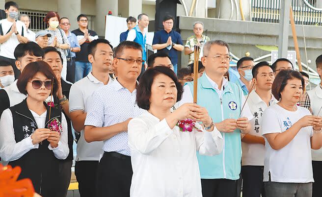 經市府三度追加預算，連續流標19次的嘉義市崇文國小地下停車場終於發包出去，14日由嘉義市長黃敏惠（前）主持動土開工典禮。（呂妍庭攝）