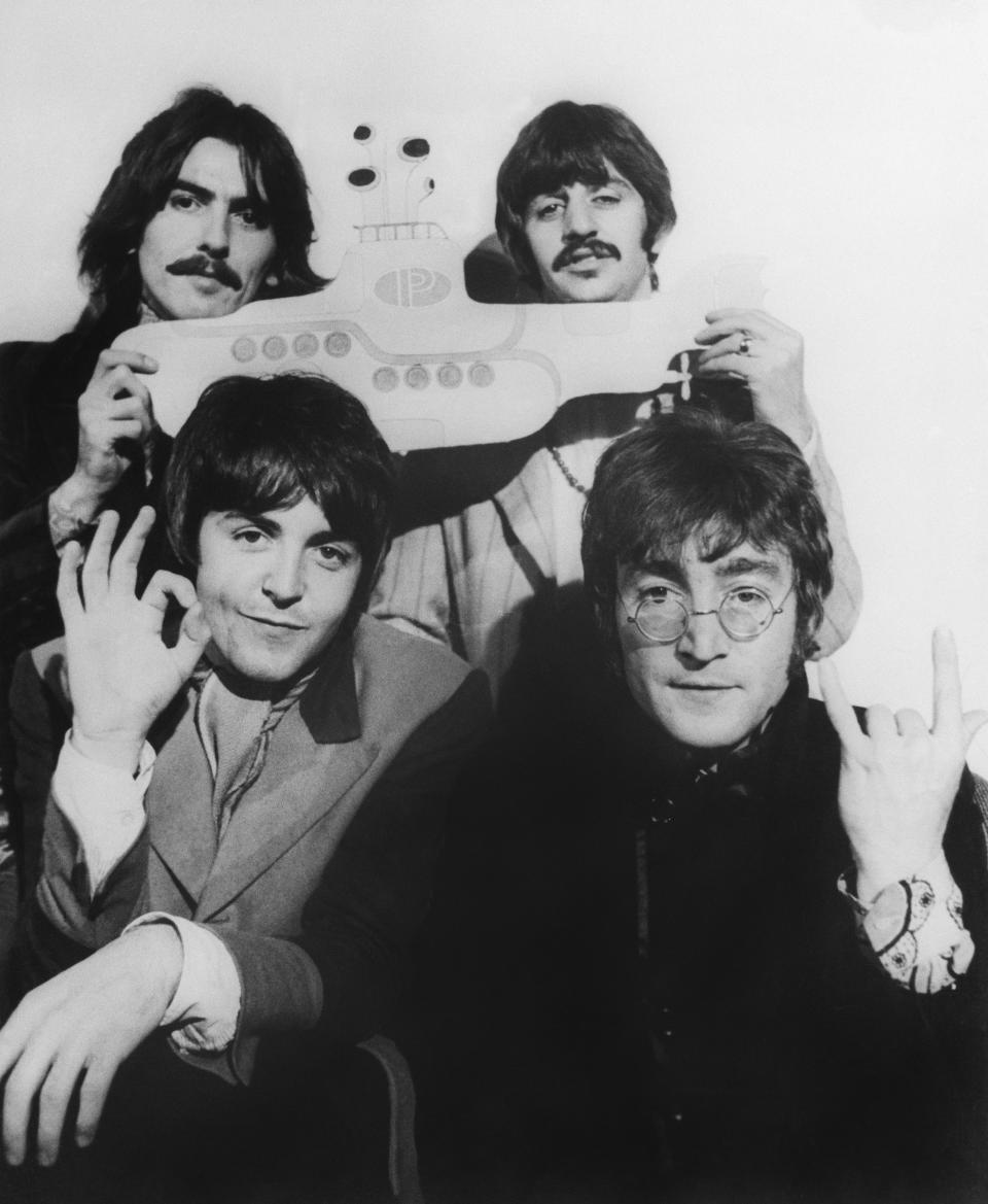 Sujetando un submarino amarillo de cartón. Así anunciaban The Beatles en 1968 el inicio del rodaje de su película animada ‘Yellow Submarine’. (Foto: Getty Images).