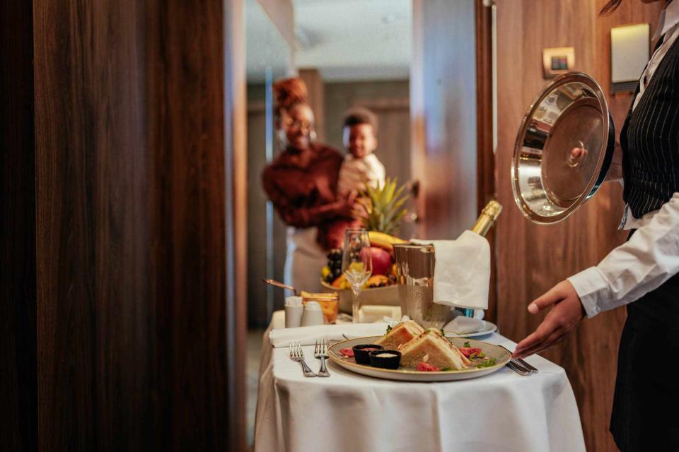 This Is the Most Popular Room Service Order in the World, According to  Hotels.com