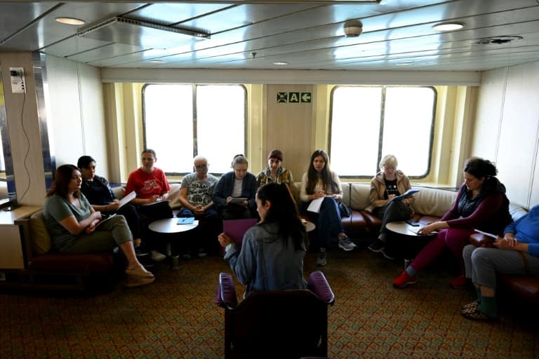 Des réfugiés ukrainiens sont accueillis sur le ferry Le Méditerranée, dans le port de Marseille, le 27 avril 2022 - Nicolas TUCAT © 2019 AFP