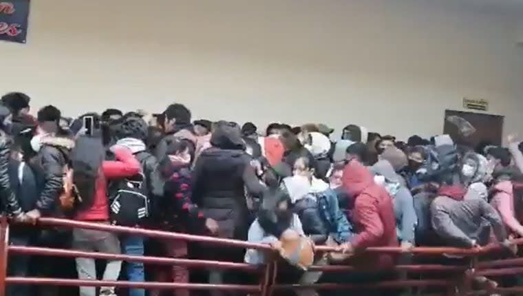 Al menos siete universitarios perdieron la vida al caer de un cuarto piso durante una asamblea en una universidad boliviana. (Captura de pantalla via @rtp_bolivia/Twitter)