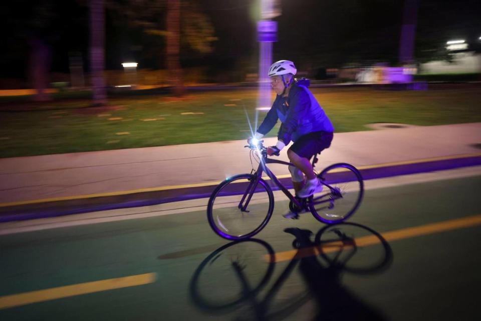 Alfredo López, que sobrevivió al derrumbe del edificio de condominios Champlain Towers South con su esposa y su hijo, y que cargó a una vecina anciana a la espalda por varios tramos de escaleras para ponerla a salvo, anda en bicicleta a primera hora de la mañana para superar el trauma del derrumbe. Ha encontrado una terapia en los paseos en bicicleta de madrugada.