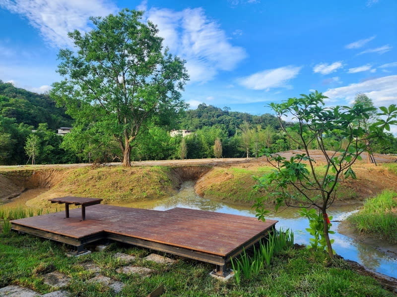 新北貢寮環保公園重新整頓  展現新面貌 新北市貢寮環保公園（圖）與雙溪河岸相鄰，近期重 整工程運用既有環境資源塑造地景體驗場域，重新設 計環河道路及排水路線，6月底順利完工，預計9月底 將正式開放民眾體驗。 （新北市觀旅局提供） 中央社記者黃旭昇新北市傳真  113年6月29日 