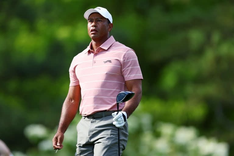 Tiger Woods mostró un buen juego y resistió en lo físico, pero este viernes tendrá una dura exigencia porque debe completar cinco hoyos de la primera vuelta
