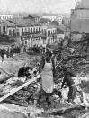 <p>Varias personas caminan sobre los escombros de las que habían sido sus casas. (Foto: Hulton Archive / Getty Images).</p> 