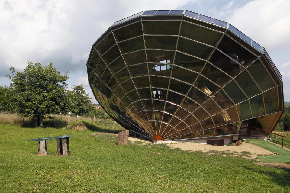 El 'Heliodome' es una casa solar bioclimática, ubicada cerca de Estrasburgo, en Francia. Está diseñada para seguir los movimientos del Sol y proveer sombra en verano y permitir la entrada del astro por los ventanales el resto del año. (REUTERS/Vincent Kessler)
