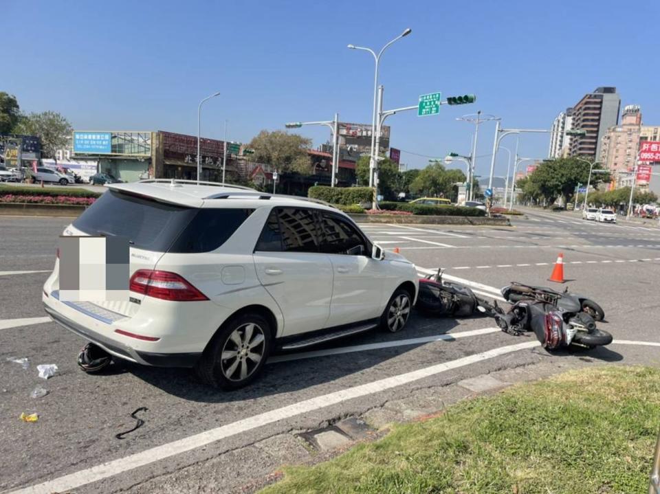 許姓騎士連人帶車被壓在賓士車底，救出時已無呼吸心跳。（翻攝畫面）