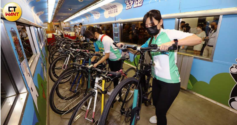 旅客可選擇帶自己的單車上車廂，固定於車架上。（圖／趙文彬攝）