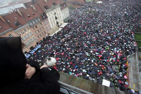 Thousands of people gather during an abortion rights campaigners' demonstration to protest against plans for a total ban on abortion in front of the Royal Castle in Warsaw, Poland October 3, 2016. Agencja Gazeta/Slawomir Kaminski/via REUTERS