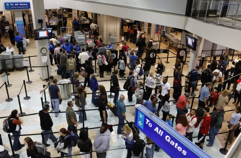 L'administration Trump a confirmé mardi qu'elle imposait de nouvelles restrictions sur les appareils électroniques que peuvent prendre en cabine des passagers se rendant aux Etats-Unis au départ de 10 aéroports situés au Moyen-Orient et en Afrique du Nord, disant ainsi réagir à des menaces terroristes non spécifiées. /Photo d'archives/REUTERS/George Frey