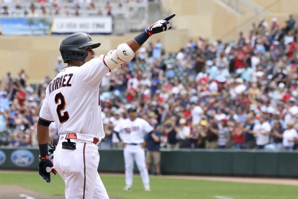 Luis Arráez de los Mellizos de Minnesota festeja luego de batear un grand slam ante los Rays de Tampa Bay, el sábado 11 de junio de 2022. (AP Foto/Stacy Bengs)